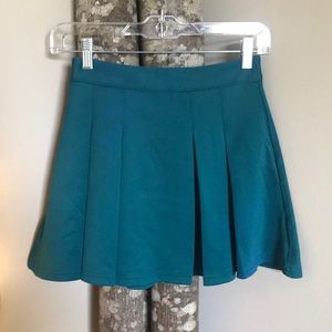 Pleated skirt ✨ has pockets ✨